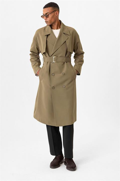 Trenchcoat met dubbele rij knopen en riem