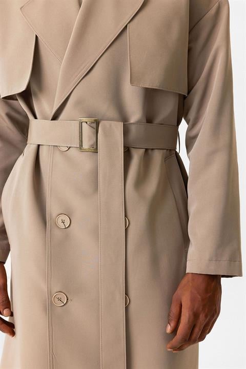 Trenchcoat met dubbele rij knopen en riem