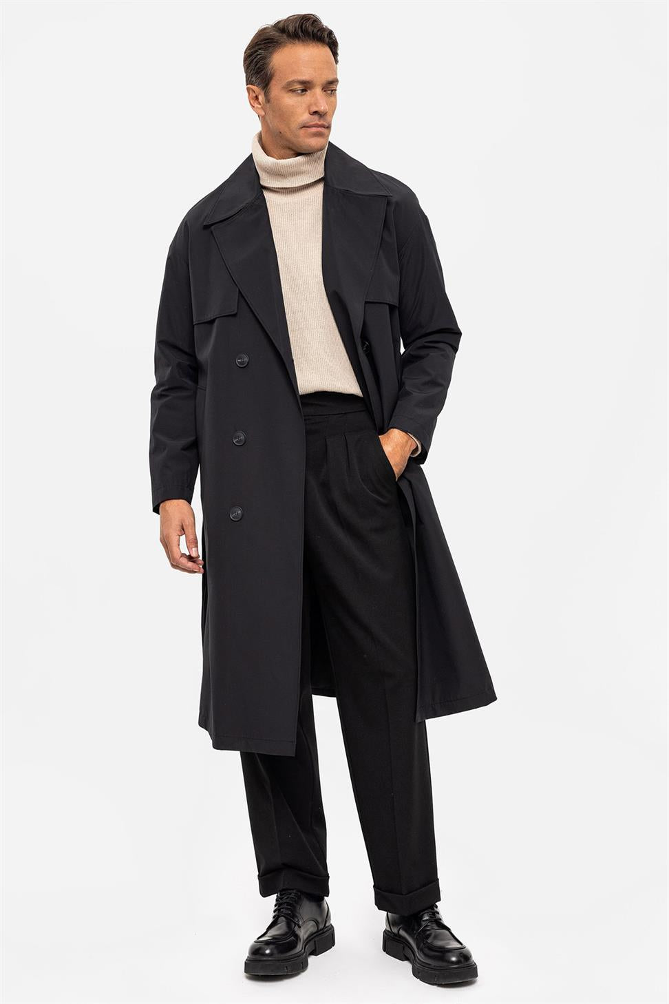 Trenchcoat met dubbele rij knopen en riem