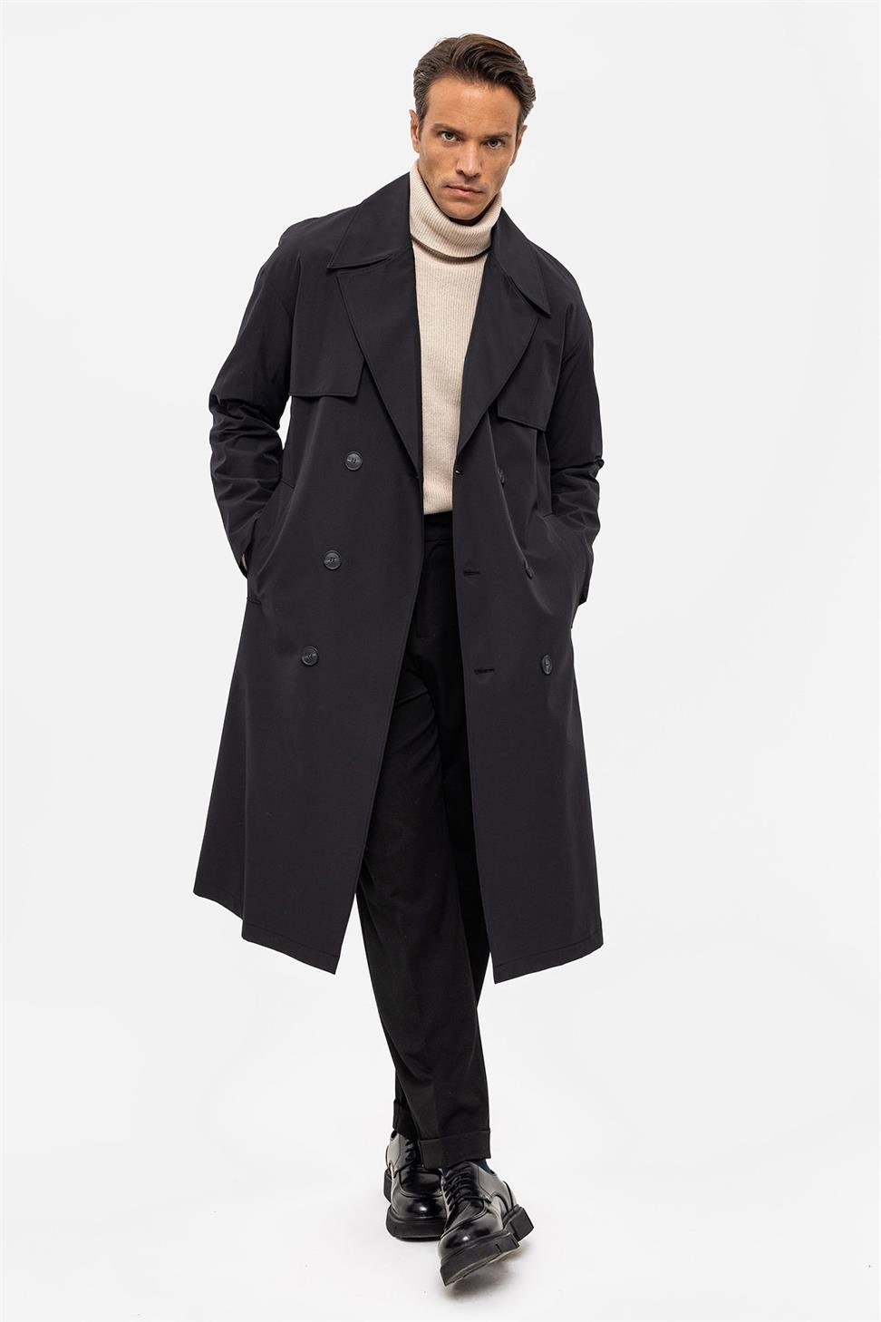 Trenchcoat met dubbele rij knopen en riem